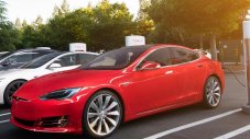 Tesla продава повече коли, отколкото може да обслужва