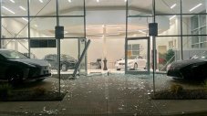 Тийнейджър открадна Lexus през витрината на шоурум