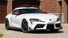 Как се справя Toyota Supra в битка с трима германци