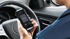 Технология, спираща пияните шофьори, става задължителна в САЩ