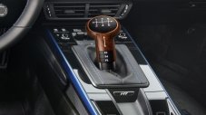 Porsche направи уникален автоматик, за да спаси механичните скорости