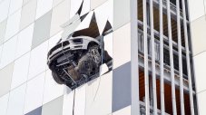 Само в Русия: Porsche опита да излети от третия етаж