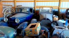 Колекция от ретро автомобили беше открита на бунище