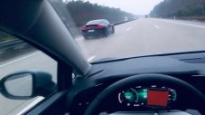 Новият VW Golf се пробва да "хване" Porsche Panamera на магистрала