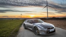 Nissan пуска GT-R за джентълмени във Франция