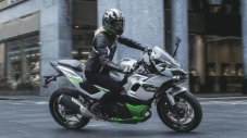 Kawasaki показа първия в света сериен хибриден мотоциклет