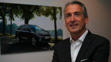Шефът на Kia: Принудени сме да продаваме електромобили