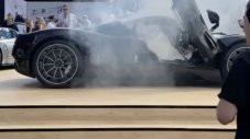 Посетител на автошоу съсипа Pagani за 2.3 милиона долара