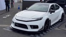Toyota направи Camry с два двигателя и 700 конски сили