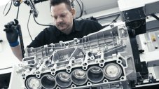 Вижте как V12 двигателите за Pagani се правят на ръка