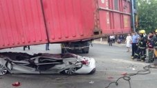Двама китайци оживяха, след като колата им стана на лепенка