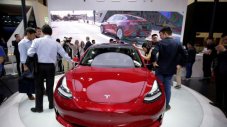 Tesla моли доставчиците да върнат част от парите