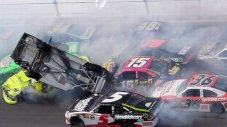 Зрелищна катастрофа с 25 коли на NASCAR