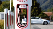 Tesla отново примамва клиенти с безплатно зареждане