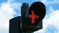 В Европа се появи светофар с „червен плюс“ – какво означава?