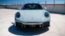 Porsche опрости изискванията си за паркиране на хибридното 911