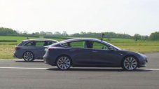 Кой е по-бърз - Audi RS4, BMW M3 или Tesla Model 3?