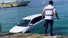 Skoda Karoq падна в морето, вадят я с човешка верига
