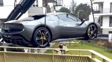 Мъж паркира Ferrari на балкона си, за да разбере, че Виена не е Дубай