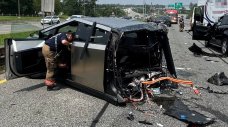Cybertruck се разцепи на две в катастрофа с 10 коли