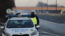 Дрогиран шофьор си купи застраховка от задната седалка на патрулка