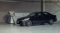 Единственото BMW M5 с W10 излиза на търг
