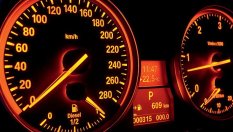 Как да определите оптималната скорост за вашия автомобил на магистрала