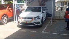 Индиец потроши новата си кола за секунди