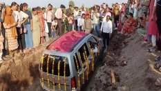 Бизнесмен организира погребение за късметлийската си кола