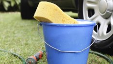 Как да измиете колата пред блока, без да надраскате боята