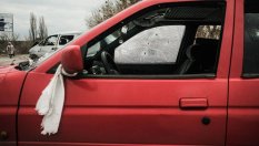 Какво ознава бяла кърпа върху огледалото на колата?