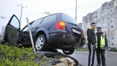 Насвяткан младеж паркира в градинка на кръгово