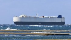 Кораб с 3000 автомобила гори край Аляска