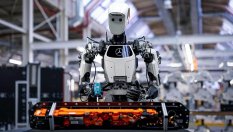 В завод на Mercedes-Benz започнаха да работят роботи