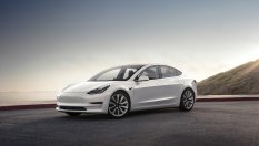 Собственик на Tesla  дистанционно блокира крадец в колата си