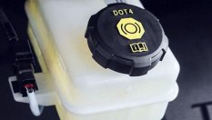 Не сипвайте спирачна течност над максимума. Опасно е!