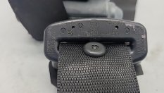 За какво служи малкото копче на предпазния колан?