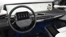 Защо производителите толкова бързат да премахнат бутоните от колите ни?