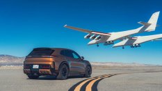 Електрическият Cayenne поддържа темпото на най-големия самолет на света