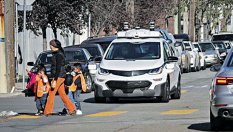 Пешеходците и даже кучетата ще носят сензори заради автопилотите