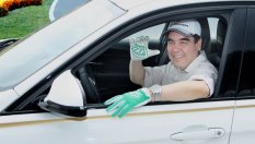 Президентът на Туркменистан тества кола на полицията (ВИДЕО)