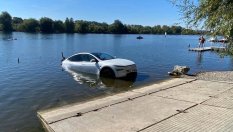 Опит за изтегляне на лодка завърши с удавена Tesla