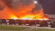 Пожар унищожи електромобили на паркинг в завод