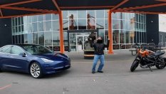 Tesla Model 3 яде бой от електрически мотоциклет