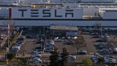 Мъск обещава да построи фабрики на Tesla на Луната