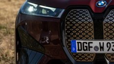 На официалните снимки на BMW iX намериха... Mercedes