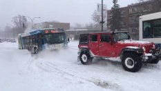 Могат ли 3 всъдехода да измъкнат автобус от преспа (ВИДЕО)