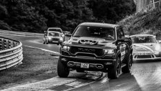 Забележително - пикап със 702 коня лети през Зеления ад!