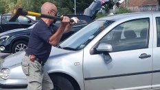 Мъж разби стъкло на VW Golf от 8-ми път, за да спаси куче