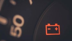 Защо иконата за състоянието на акумулатора мига?